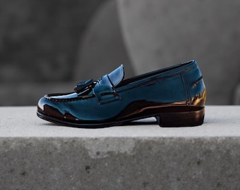 Ręcznie robione czarne lakierowane mokasyny z frędzlami: eleganckie męskie buty wizytowe