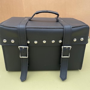 Handgefertigte Leder Motorrad-Satteltasche - Starre Seitentasche in Schwarz oder Braun mit Schnallenriemen und Nieten - Universal Fit für Cruiser und Touring Bikes