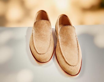 Handgemaakte lichtbruine suède loafers: mocastoe-instappers voor heren