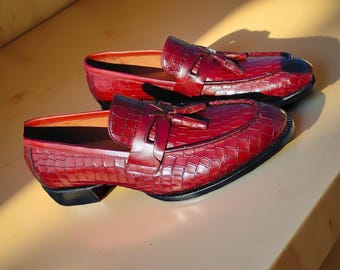 Mocasines con borlas y relieve de cocodrilo burdeos hechos a mano / Zapatos de vestir de cuero de lujo sin cordones para hombre