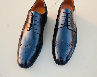 ハンドメイドレザーダービーブローグシューズ：クラシックなウィングチップドレスシューズ