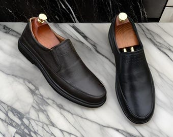 ハンドメイドのブラックレザースリッポンローファー：カスタムフィットシューズ