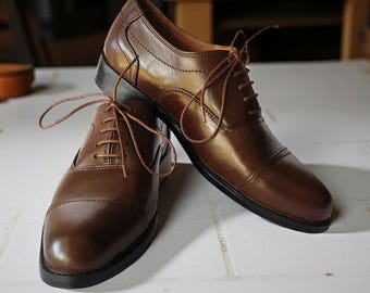 ハンドメイドのブラウンレザーオックスフォードシューズ：キャップトゥのフォーマルシューズ