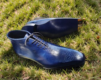 Stivaletti da uomo in pelle blu navy, realizzati a mano, modello Balmoral con punta brogue.