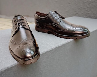 ハンドメイドのブラックレザーダービーブローグ：メンズフォーマルドレスシューズ