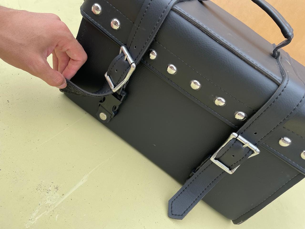 ハンドメイドレザーバイクサドルバッグ：頑丈なスタッズサイドバッグ 