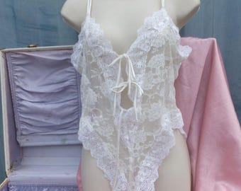 Body vintage in pizzo di Victoria's Secret, anni '80, primi anni '90, bianco, con scollo a V profondo e perizoma sul retro, lingerie romantica da boudoir, taglia M.
