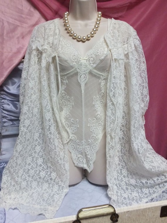 Vintage Robe, Beautiful Off White Lace Robe, Knee 