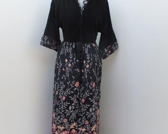 Bata de estar por casa acolchada APPEL vintage de los años 70/80 - Bata negra con estampado floral, cierre frontal de cremallera, parte superior de terciopelo y bolsillos en la cadera, busto 36