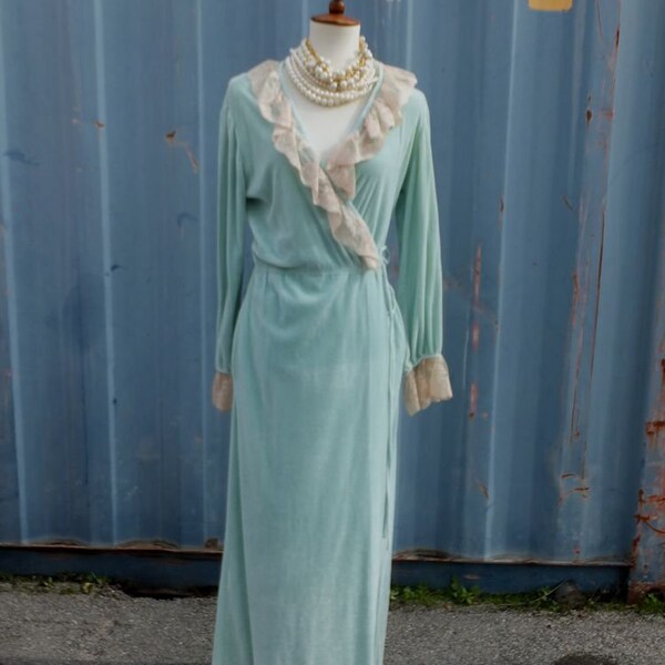 Vintage Robe, 70s Barbizon Pale Green Velour Robe w/Ecru Lace Trim, Bath or House  Lounge Wear, Lightweight Robe, Small