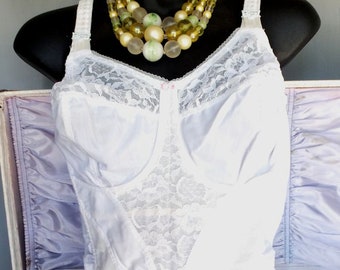 Vintage Bra, PIN UP Bra, Fantasia Original, Lilyette Long Line Bra, White Lace Bra, Size 34/35 Foundation Undergarment