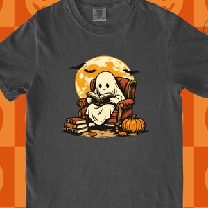 Spökläsning, boklig Halloween-t-shirt i komfortfärger, läskig läsare, bokälskare, mysig vintage-t-shirt med pumpamotiv