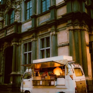 Golden hour bites : A Belgian food truck scene