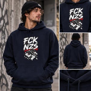 Op de afbeelding: Een marineblauwe hoodie met een grafische print op de borst. Het ontwerp toont de witte tekst FCK NZS boven een illustratie van een zwarte laars die witte hakenkruissymbolen verplettert, geaccentueerd met een rode lijn en verfspatten.