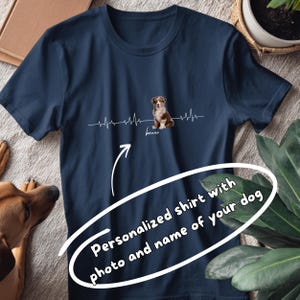 Könnte beinhalten: Marineblaues T-Shirt mit einem Hunde-Bild und einem Herzschlag-Linien-Design. Das Shirt hat den Namen des Hundes, "Bruno". Der Text auf dem Shirt lautet "Personalisiertes Shirt mit Foto und Name Ihres Hundes".