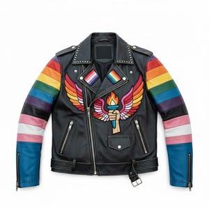 Könnte beinhalten: Schwarze Lederjacke mit Regenbogenärmeln und einem farbenfrohen geflügelten Fackeldesign auf der Vorderseite. Die Jacke hat einen klassischen Biker-Stil mit Reverskragen, Reißverschluss und Nieten.