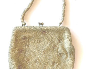 Bolso de noche con cuentas doradas y cierre de boquilla de diamantes de imitación – Vintage, años 50 y 60