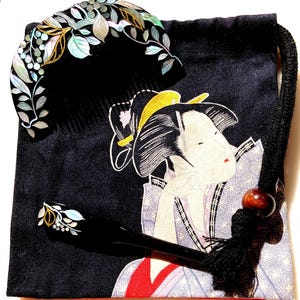 Japanese Hair Comb Accessory Set – Lacquered Floral Motif Celluloid Comb, Stick, & Silk-Screened Drawstring Bag – Midcentury Kanzashi Style