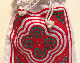 NUEVO bolso tailandés vintage bordado a mano en rojo y blanco de los años 80 en su embalaje original.