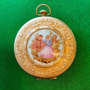 Vintage French Limoges-Style Porcelain Compact – Romantic Fragonard Design