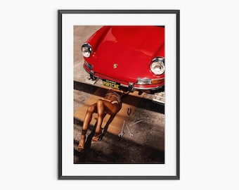 Retro Porsche 911 Plakat, Rotes Porsche Coupé, Porsche Mädchen Druck, Vintage Porsche Plakat, Fotografie Druck, Foto Kunstdruck in Museumsqualität