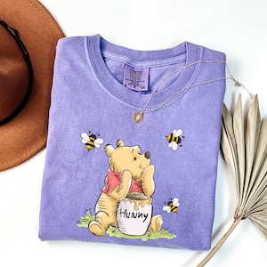 Comfort Colors ® Camiseta de cuello redondo con Winnie the Pooh Hunny, linda camiseta con osito Pooh, camiseta Honey Pot, ropa clásica de dibujos animados, suéter Sweet Bee, regalo nostálgico
