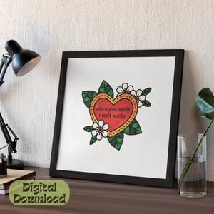 Può includere: Un download digitale stampabile di un cuore con il testo "when you smile i melt inside" in stile vintage tattoo. Il cuore è rosso con un contorno giallo ed è circondato da foglie verdi e fiori bianchi.