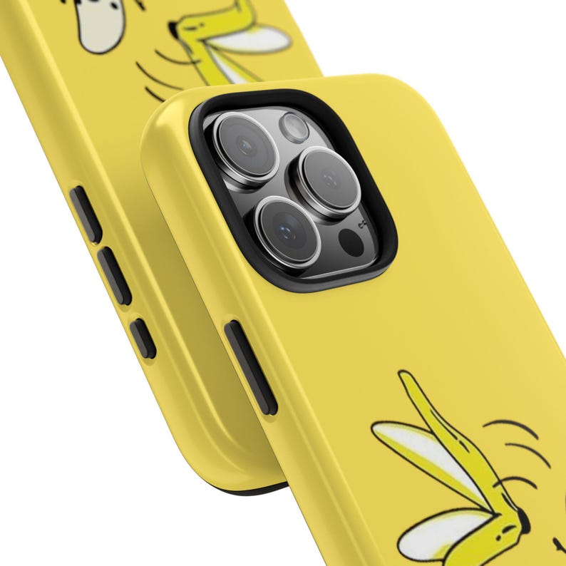 Może przedstawiać: Jasnoż&oacute;łte etui na telefon z kresk&oacute;wkowym wzorem banana. Etui mają czarny pierścień aparatu i czarne przyciski boczne. Wz&oacute;r banana jest ż&oacute;łty i biały.