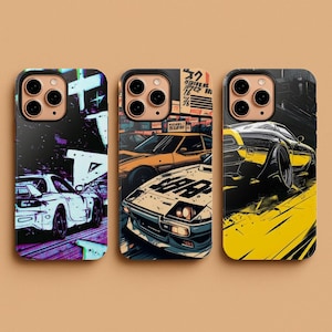 Op de afbeelding: Drie telefoonhoesjes met auto-illustraties. De hoesjes tonen sportwagens in wit, geel en oranje, tegen een stedelijke achtergrond. De hoesjes zijn ontworpen voor een specifiek telefoonmodel.