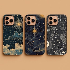 Peut inclure: Trois coques de téléphone avec des motifs célestes. Les coques présentent des illustrations dorées et blanches d'étoiles, de soleils et de constellations sur des fonds bleu foncé et noirs. Les coques ont une finition brillante et une découpe pour l'appareil photo.