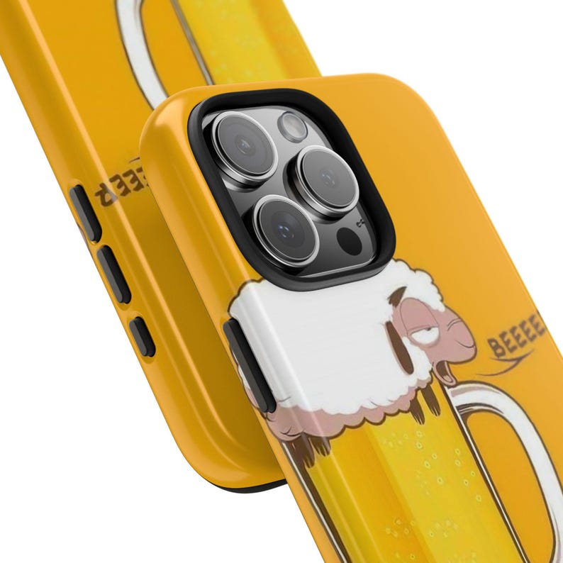 Może przedstawiać: Ż&oacute;łte etui na telefon z kresk&oacute;wkową owcą trzymającą kufel piwa. Owca ma białą, wełnistą twarz i zrelaksowaną minę. Na etui wydrukowano słowo "BEEEEE".