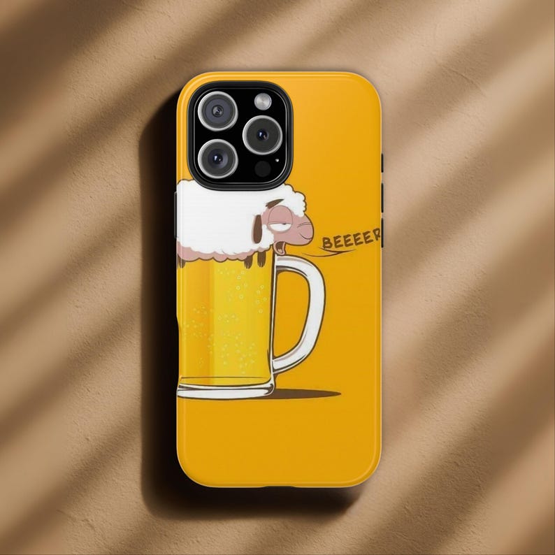 Może przedstawiać: Ż&oacute;łte etui na telefon z kresk&oacute;wkową owcą pijącą z kufla piwa. Słowo "BEEEER" jest napisane w dymku. Etui ma błyszczące wykończenie i jest przeznaczone do smartfona.