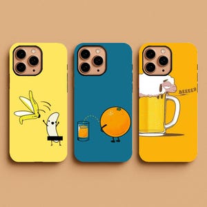 Może przedstawiać: Trzy etui na telefon z ilustracjami z kresk&oacute;wek. Pierwszy jest ż&oacute;łty z obierającym się bananem. Drugi jest niebieski z pomarańczą i kieliszkiem soku. Trzeci jest ż&oacute;łty z kuflem piwa i napisem "BEEEEEER".