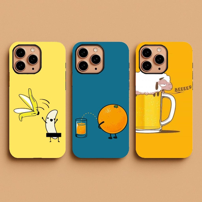 Może przedstawiać: Trzy etui na telefon z ilustracjami z kresk&oacute;wek. Pierwszy jest ż&oacute;łty z obierającym się bananem. Drugi jest niebieski z pomarańczą i kieliszkiem soku. Trzeci jest ż&oacute;łty z kuflem piwa i napisem "BEEEEEER".