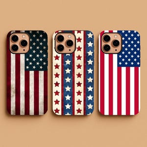 Könnte beinhalten: Drei Handyhüllen mit Designs, die von der amerikanischen Flagge inspiriert sind. Die Hüllen zeigen die Sterne und Streifen in verschiedenen Stilen, darunter ein Used-Look, vertikale Streifen und ein Stern- und Streifenmuster.