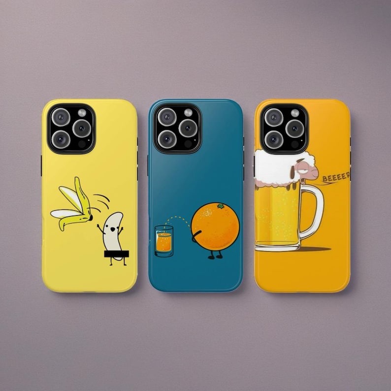 Może przedstawiać: Trzy etui na telefon z humorystycznymi ilustracjami. Pierwszy jest ż&oacute;łty z bananem i sk&oacute;rką od banana. Drugi jest niebieski z pomarańczą i szklanką soku. Trzeci jest ż&oacute;łty z kuflem piwa i napisem "BEEEEEER".