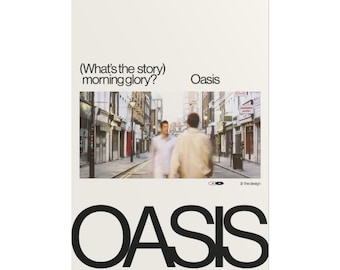 Könnte beinhalten: Ein rechteckiges Poster mit dem Text (What's the story) morning glory? und Oasis in schwarzer Schrift. Ein zentrales Foto zeigt zwei Personen, die eine Straße entlanggehen. Das Wort OASIS ist unten in großen, fetten schwarzen Buchstaben gedruckt.