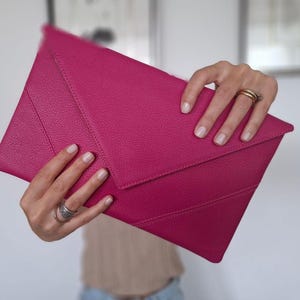 ハンドメイドレザーエンベロープクラッチ | 職人の手による明るくモダンな色彩 | スタイリッシュでユニークなステートメントパース