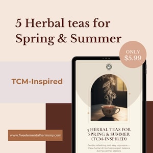 Könnte beinhalten: Werbung für 5 Kräutertees für Frühling und Sommer, inspiriert von der TCM. Das Bild zeigt ein Tablet mit einer Tasse Tee mit aufsteigendem Dampf und dem Text "5 Kräutertees für Frühling & Sommer (TCM-INSPIRED)". Die Website-Adresse lautet www.fiveelementalharmony.com.