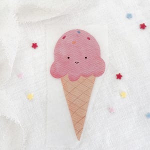 Parche termoadhesivo "Happy Ice Cream" para planchar sobre textiles como conos escolares, ropa, bolsos y accesorios.