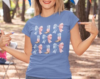 Camiseta unisex de estilo suave con lazos y botas patrióticas