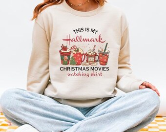 Sudadera con estampado navideño de Hallmark: diseño acogedor para una noche de cine navideña.