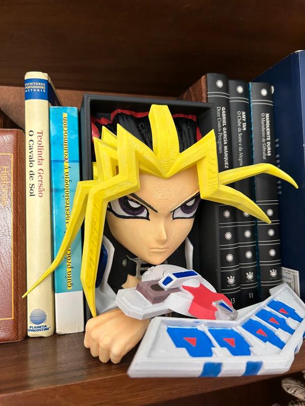 Yugi Mutō Book Nook – Yu-Gi-Oh! Anime Diorama – Duel Monsters Shelf Insert – Manga Gift – Otaku Decor – Collector Book Scene