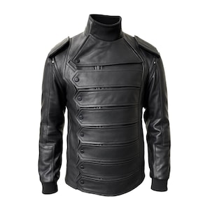 Puede incluir: Chaqueta de cuero negra con cuello alto y múltiples paneles abotonados. La chaqueta presenta detalles en los hombros y puños acanalados, ofreciendo un diseño elegante y moderno. Una prenda de vestir exterior elegante.