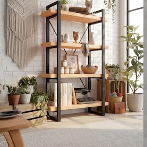 Puede incluir: Estantería de madera y metal negro con cuatro estantes. Los estantes están llenos de libros, plantas y objetos decorativos. La estantería está en una habitación con una pared de ladrillo blanco.