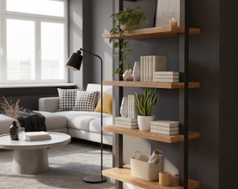 Puede incluir: Un salón moderno con una estantería de metal negro y madera. Los estantes exhiben plantas, libros y objetos decorativos. Una lámpara de pie negra, un sofá blanco con cojines estampados y una mesa de centro redonda completan la escena.