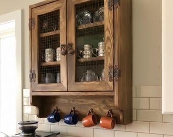 Armario de pared rústico de madera con ganchos - Armario estilo cabaña - Armario de alambre - Armario vintage - Almacenamiento para tazas - Mueble rústico