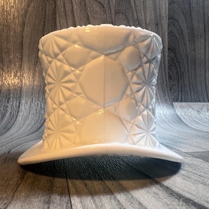Vintage Fenton Milk Glass Hat – Daisy & Button Pattern – White Ruffled Edge Vase – Collectible Glassware – Shabby Chic Cottagecore Decor
