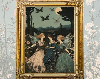 Op de afbeelding: Een ingelijste kunstdruk met drie vrouwen met vleugels in een maanverlichte bosscène. De vrouwen dragen elegante jurken, omringd door vlinders en bloemen. De lijst is goudkleurig.