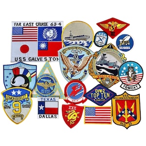 Może przedstawiać: Kolekcja haftowanych naszywek z różnymi wzorami, w tym flagami, statkami, orłami i tekstem. Naszywki zawierają teksty takie jak "FAR EAST CRUISE 63-4", "USS GALVESTON", "TEXAS" i "TOMCAT". Naszywki są w różnych kształtach i kolorach.